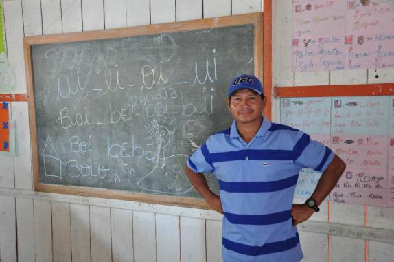 Um dos habitantes locais nos recebe na escola de uma das comunidades ribeirinhas na Reserva do Mamirauá, região de Tefé, no Amazonas